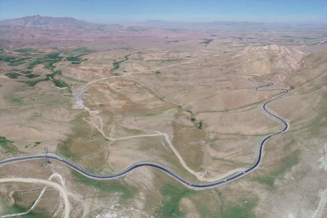 aa-20230502-31020061-31020015-vanhakkari-karayolunda-insa-edilen-guzeldere-tunelinde-isik-gorundu.jpg